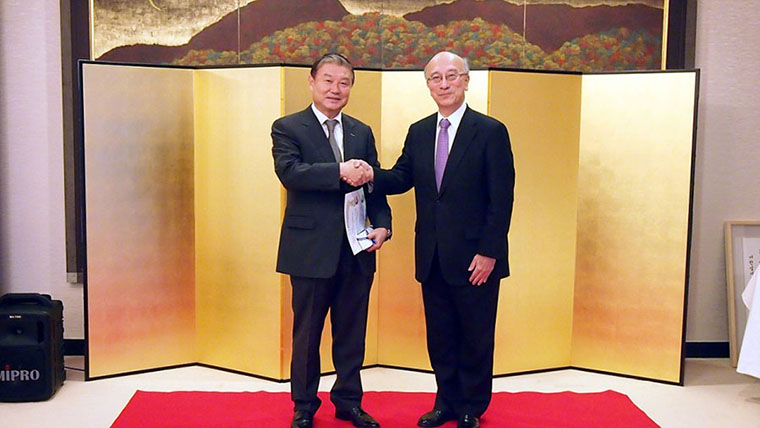 受賞された任晟準組織委員長