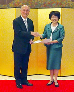 申秀貞氏