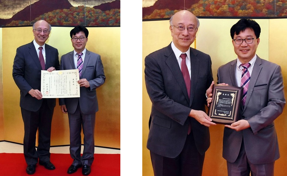 표창장과 부상 수여