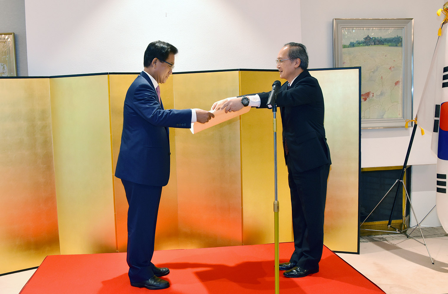 勲記の伝達・受章者答辞